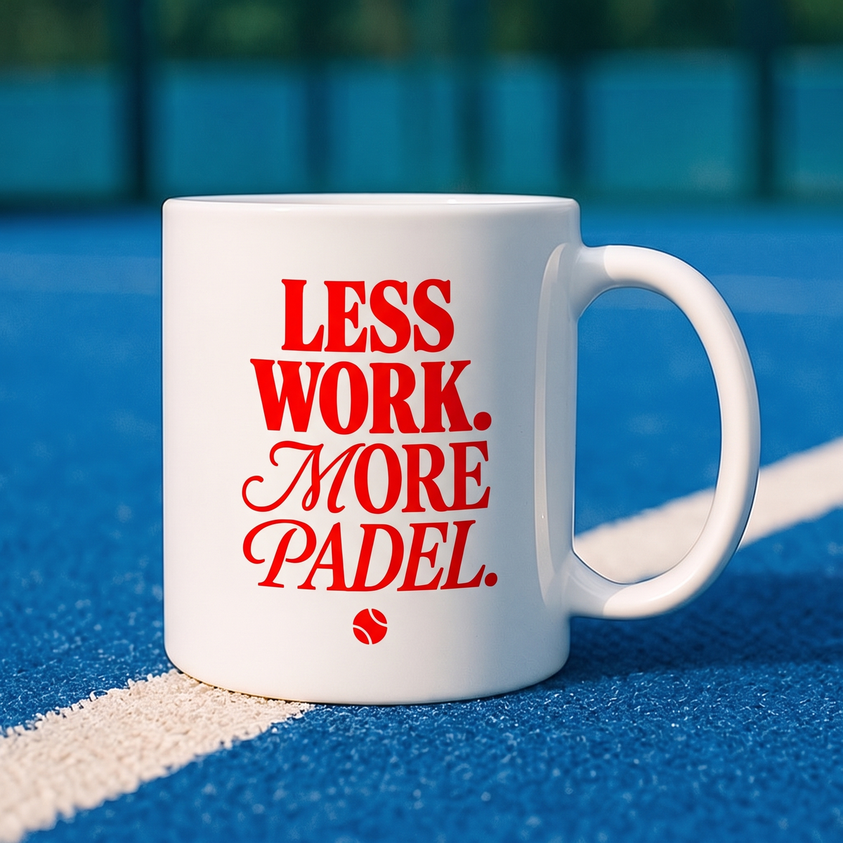 Mug padel Less Work. More Padel, en situation – Padel Lovers Club