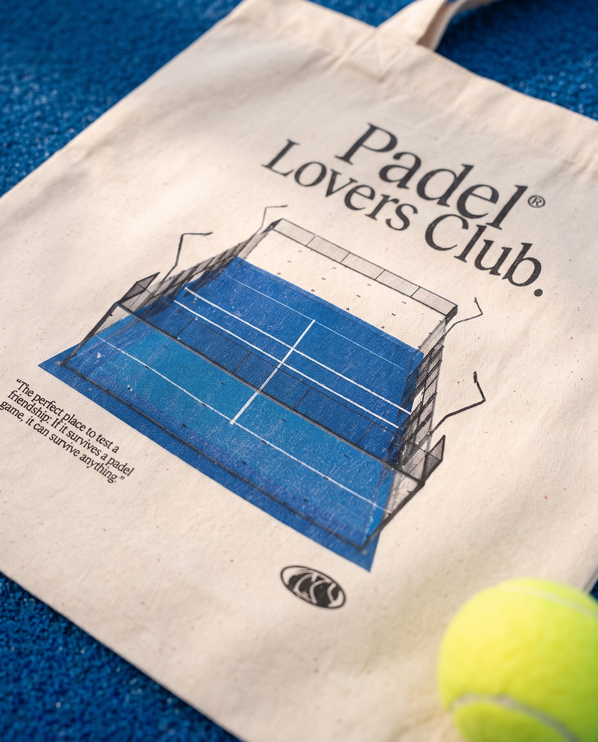 Tote bag padel Court Design bleu, en situation – Padel Lovers Club