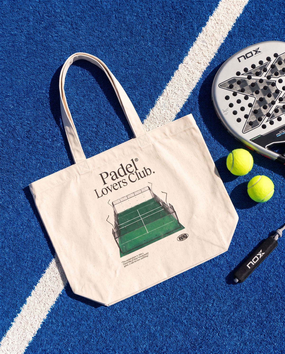 Sac de plage padel Court Design vert, en situation – Padel Lovers Club