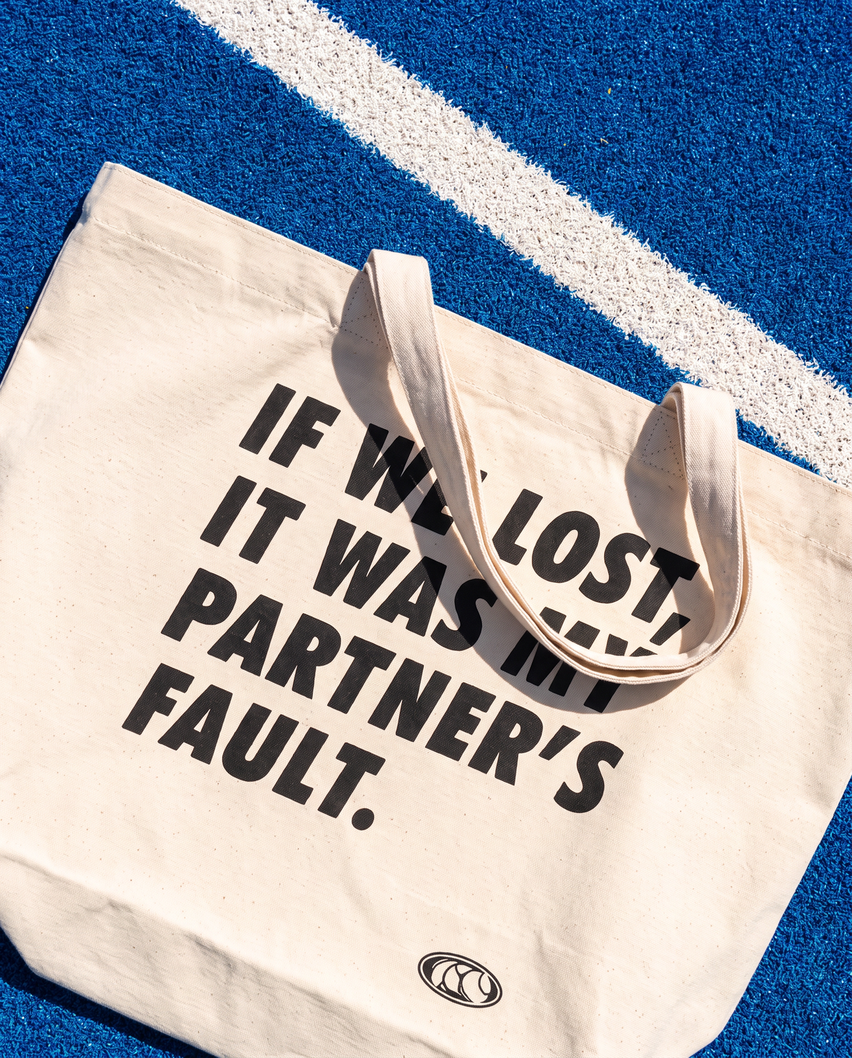 Sac de plage padel Partner's Fault, en situation – Padel Lovers Club