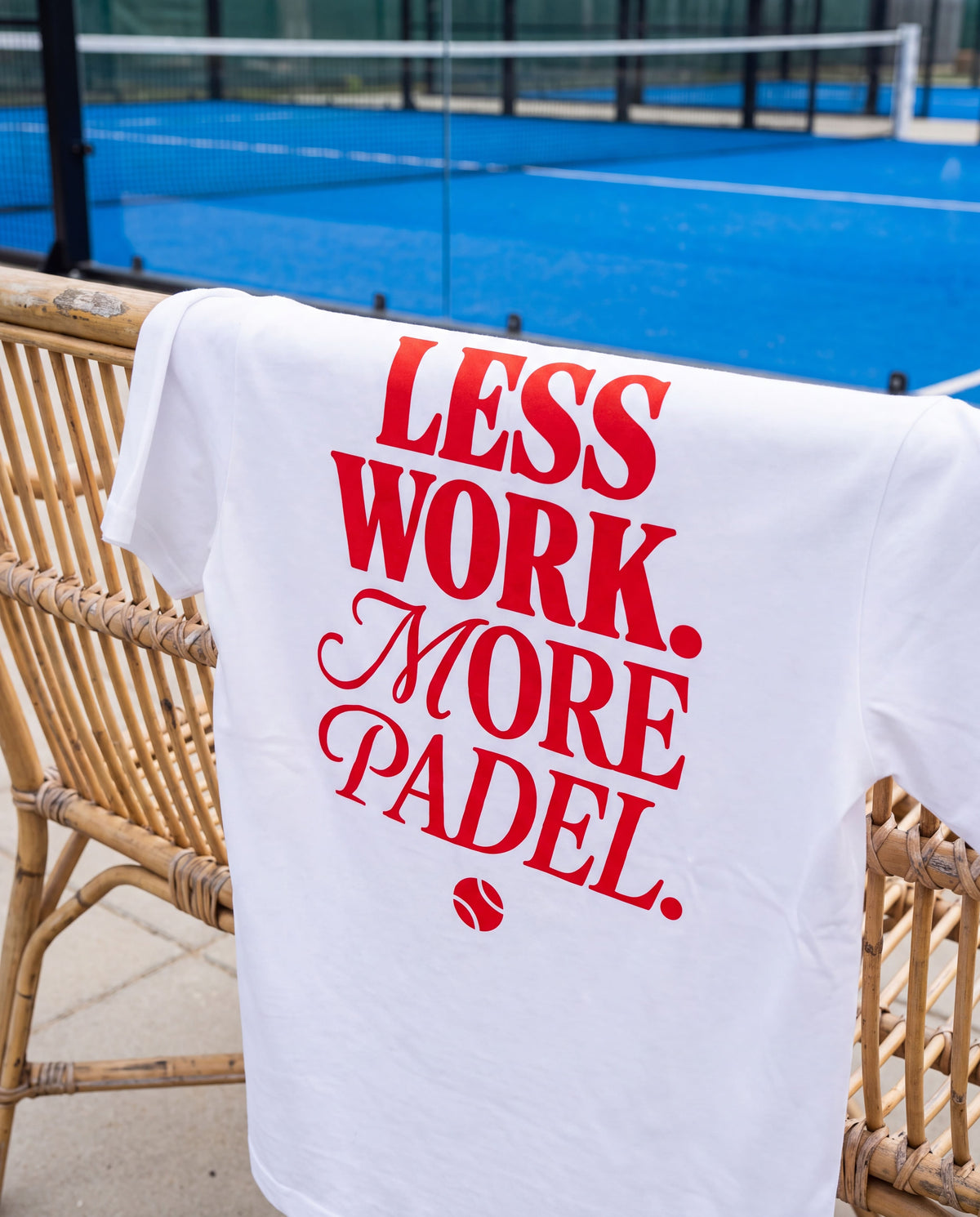 T-shirt padel Less Work. More Padel, porté – Padel Lovers Club