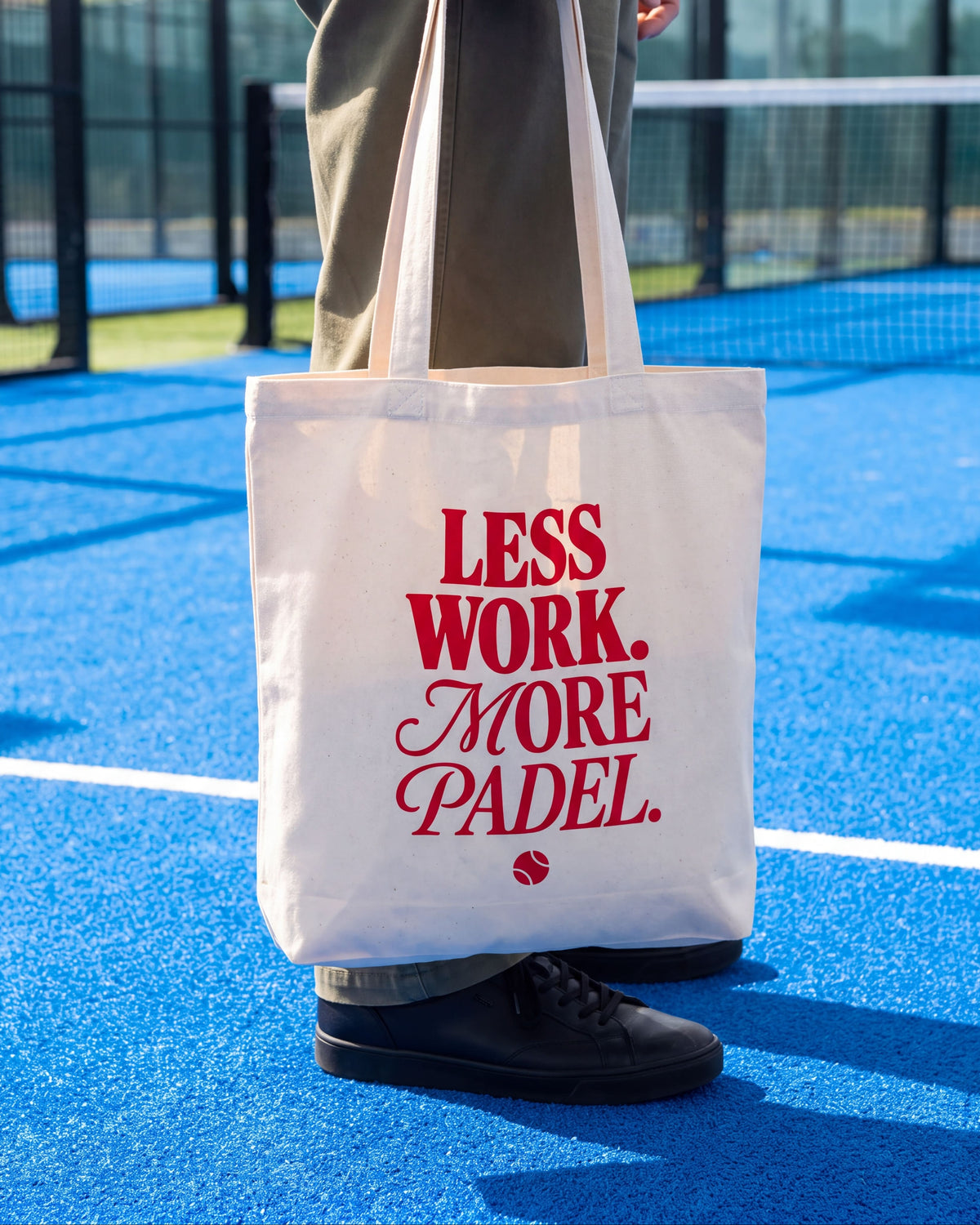 Tote bag padel Less Work. More Padel, en situation – Padel Lovers Club