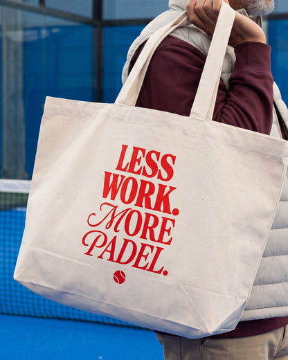 Sac de plage padel Less Work. More Padel, en situation – Padel Lovers Club
