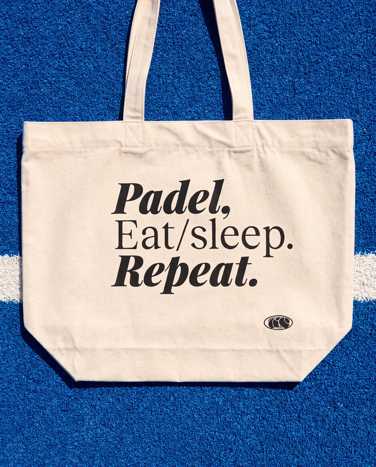 Sac de plage padel Eat Sleep Repeat, en situation – Padel Lovers Club
